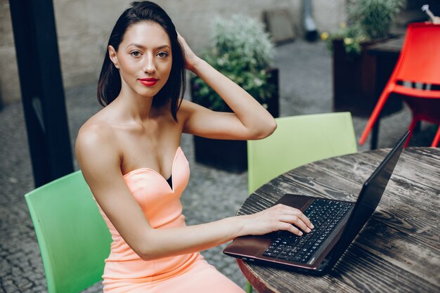 Elegancka dama z laptopem