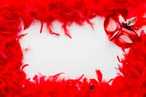 Bezpłatne zdjęcie elegancka karnawałowa maska z czerwonymi piórkami