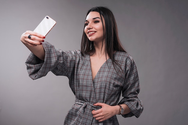 Bezpłatne zdjęcie elegancka kobieta przy selfie