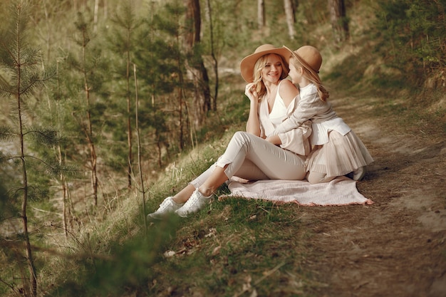 Bezpłatne zdjęcie elegancka matka z córką w letnim lesie