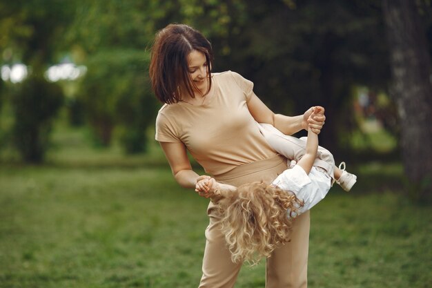 Elegancka matka z córką w letnim lesie