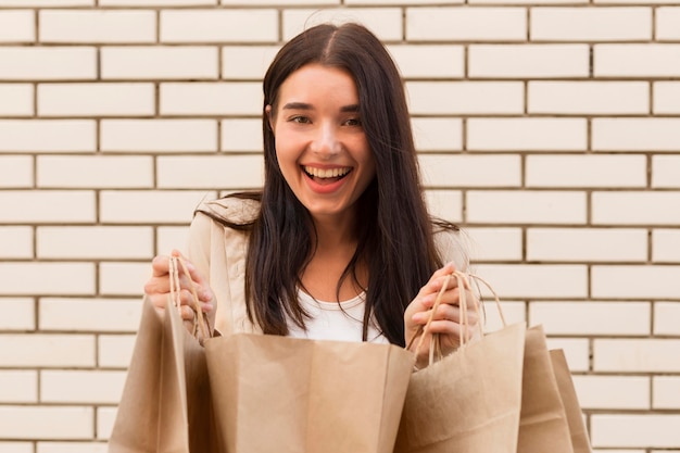 Bezpłatne zdjęcie elegancka ubrana kobieta trzyma otwartą torbę na zakupy
