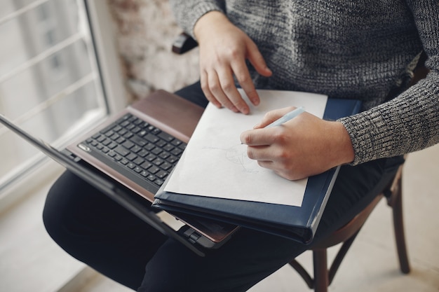 Elegancki biznesmen pracuje w biurze i używa laptop