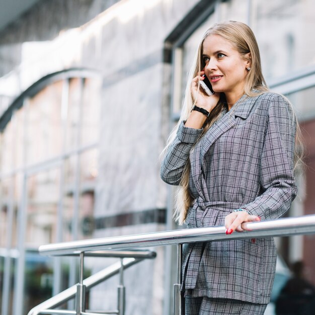 Elegancki bizneswoman robi rozmowie telefonicza