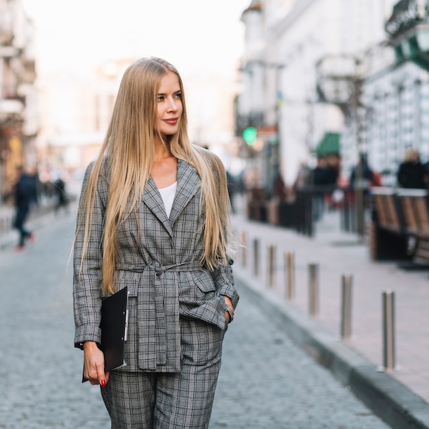 Elegancki Bizneswomanu Odprowadzenie W Mieście Z Schowkiem