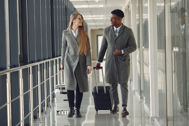 Elegancki czarny mężczyzna na lotnisku ze swoim partnerem biznesowym