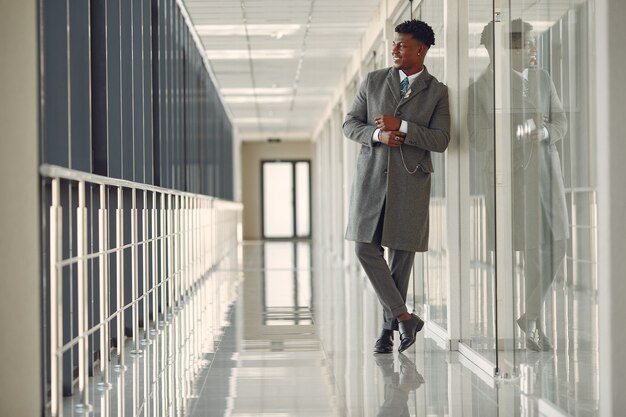 Elegancki czarny mężczyzna w biurze