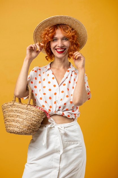 Bezpłatne zdjęcie elegancki portret kobiety w średnim ujęciu