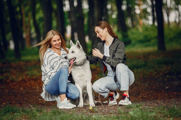 Eleganckie i stylowe dziewczyny w lesie