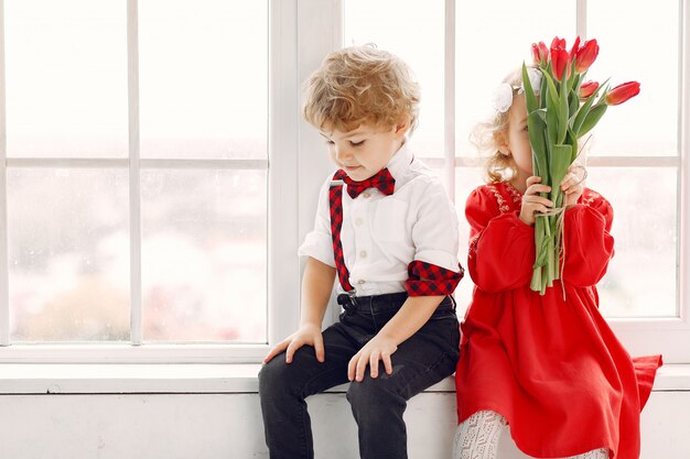 Eleganckie małe dzieci z bukietem tulipanów