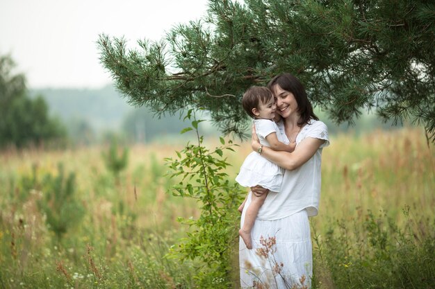 Emocjonalna matka z córką w ramionach macierzyństwo