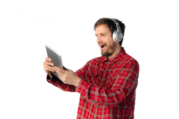 Emocjonalny mężczyzna używa smartphone odizolowywającego na białym studiu