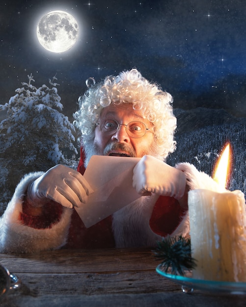 Emocjonalny święty Mikołaj Gratulujący Nowego Roku I świąt Premium Zdjęcia