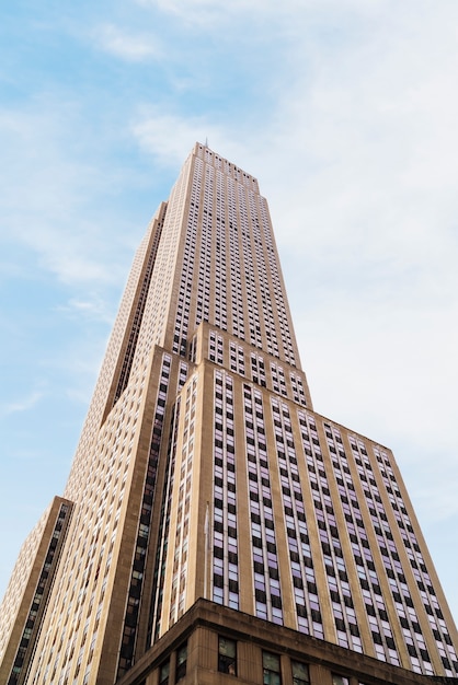 Empire State Building na jasny słoneczny dzień