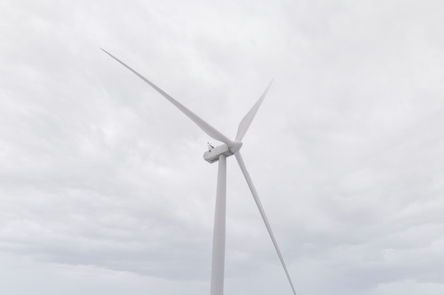 Bezpłatne zdjęcie energia przyjazna środowisku z elektrownią wiatrową