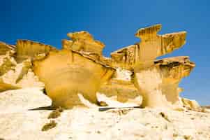 Bezpłatne zdjęcie erozja na piaskowcu na plaży bolnuevo, mazarron, murcja, hiszpania