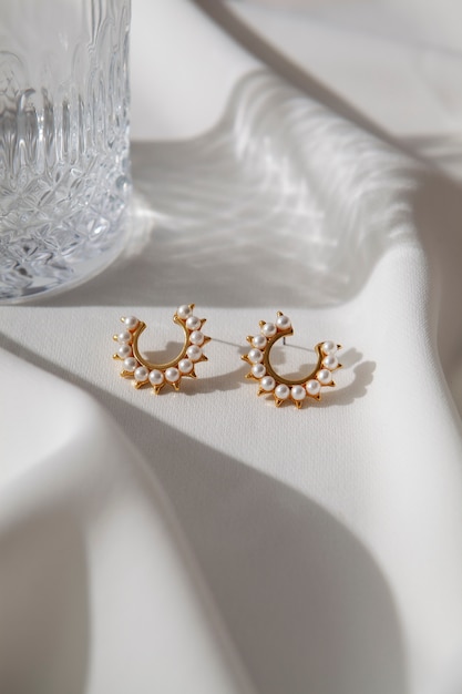 Estetyczne złote kolczyki z perłami
