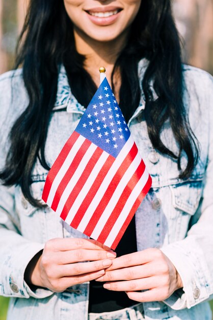 Etniczna kobiety mienia flaga amerykańska