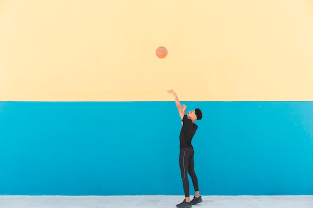 Etniczne Baskeball Gracz Rzuca Piłkę