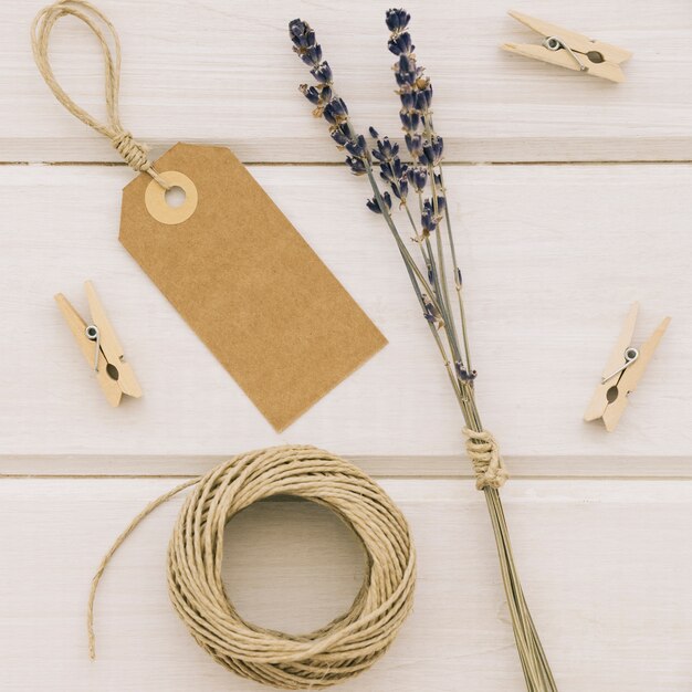 Etykieta, kwiaty, clothespins i sznurek
