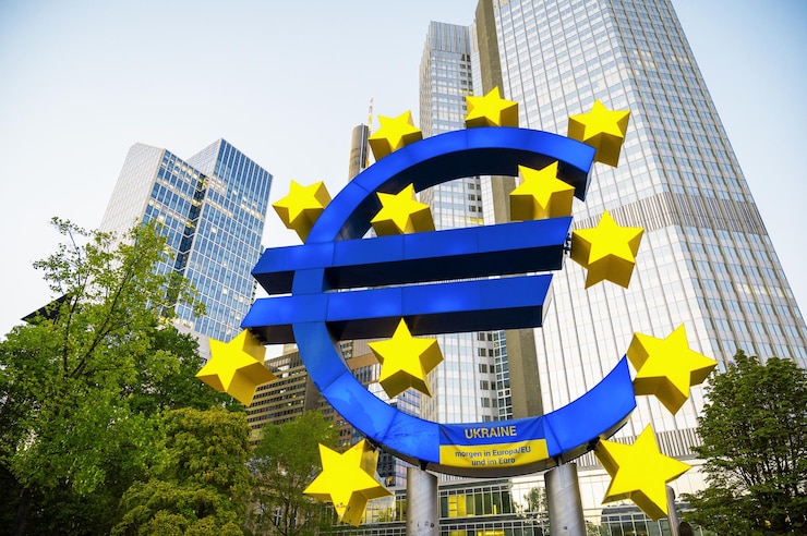 Bezpłatny plik Zdjęcie euroskulptur w centrum frankfurtu w niemczech