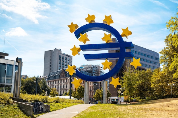 Euroskulptur W Centrum Frankfurtu W Niemczech