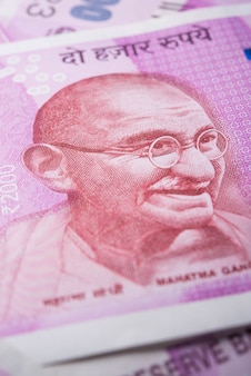 Extreme zbliżenie nowych indyjskich banknotów waluty papieru w formie abstrakcyjnej lub wzoru. selektywne skupienie