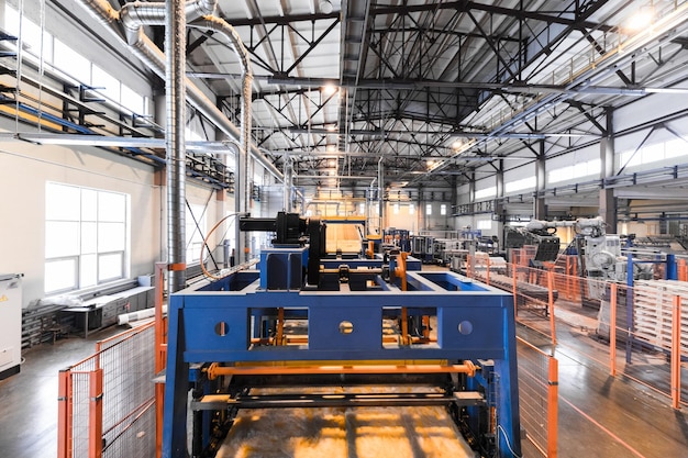 Fabryczne wnętrze warsztatu i maszyny w procesie produkcji w tle przemysłu szklarskiego