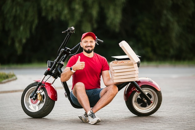 Bezpłatne zdjęcie facet doręczeniowy pełen strzał pokazujący zgodę