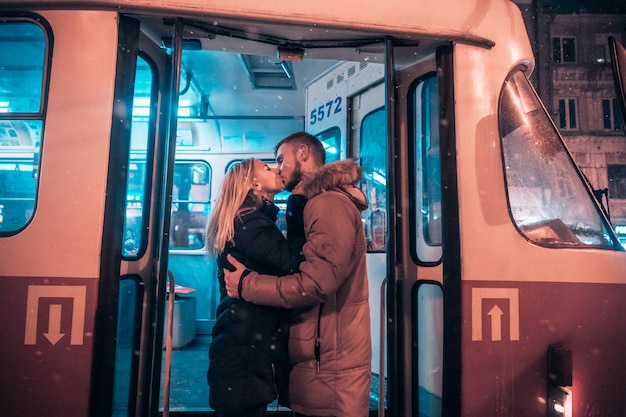Facet i dziewczyna całują się w tramwaju