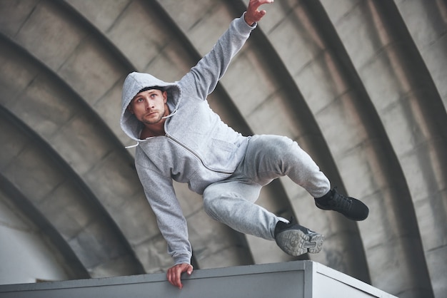 Facet W Parku W Parkach Treningowych Na świeżym Powietrzu, Wysoka Adrenalina.