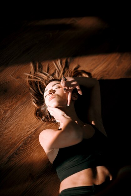 Fachowy żeński tancerz pozuje na podłoga