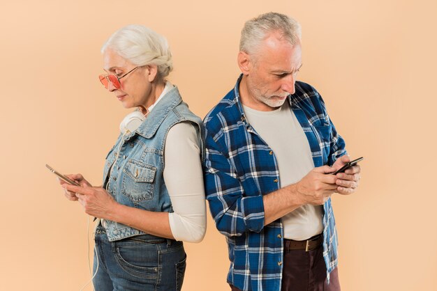 Fajna para starszych z smartphone