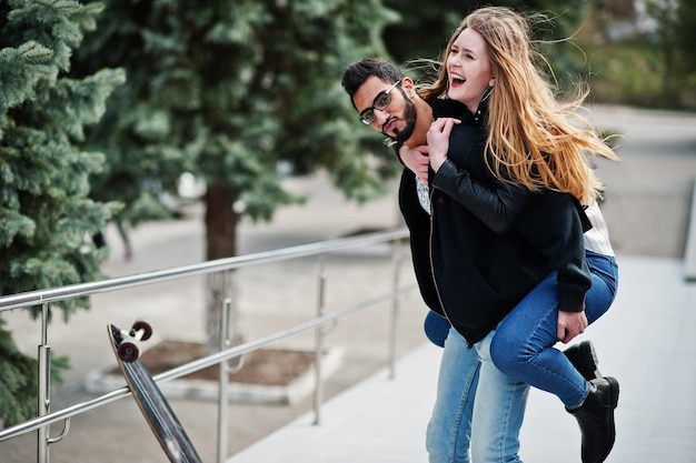 Fajna Wielorasowa Para Pozuje Z Longboardem Europejska Dziewczyna Przeskoczyła Arabskiego Mężczyznę Przez Ramię