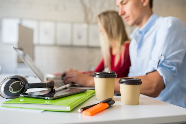 Fajne miejsce pracy ludzi pracujących razem w biurze co-working na laptopie