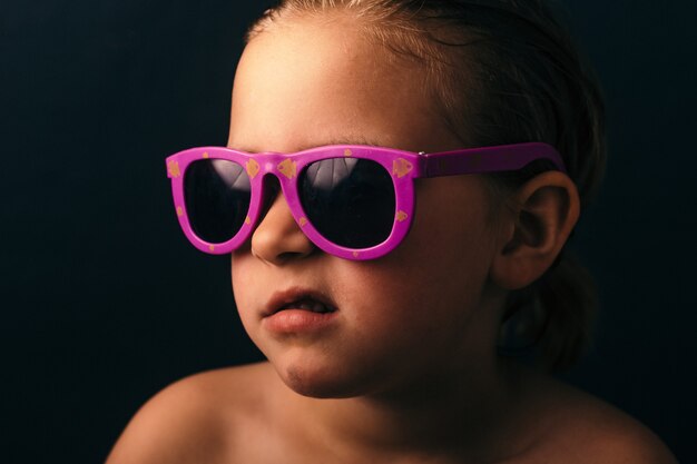 Fajny dzieciak w okularach przeciwsłonecznych