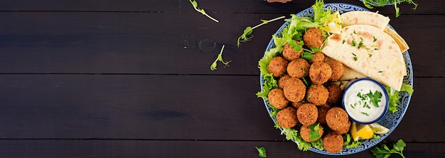 Falafel, hummus i pita. Potrawy z Bliskiego Wschodu lub arabskie. Jedzenie halal. Widok z góry. Transparent