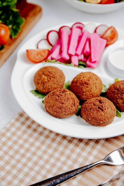 Bezpłatne zdjęcie falafel z świeżymi warzywami na stole