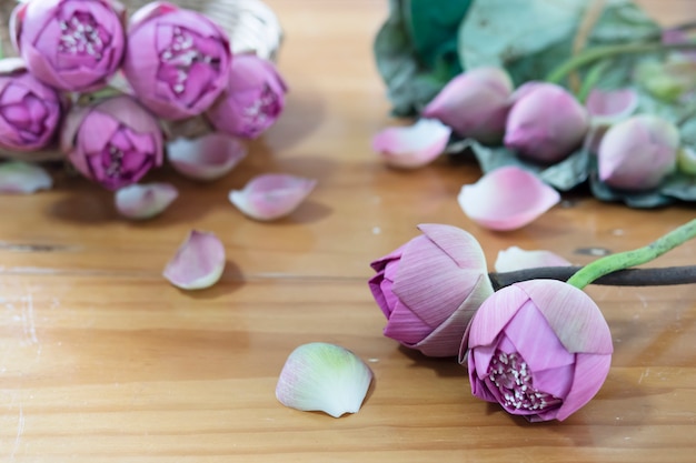 Fałdowy różowy lotos na drewnianym stole