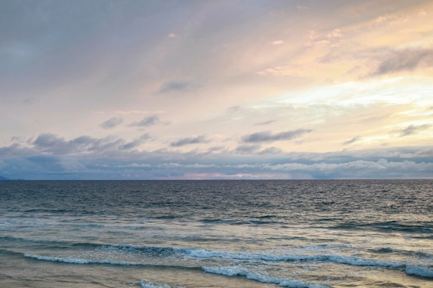 Fale na plaży w tle fotografii przyrodniczej