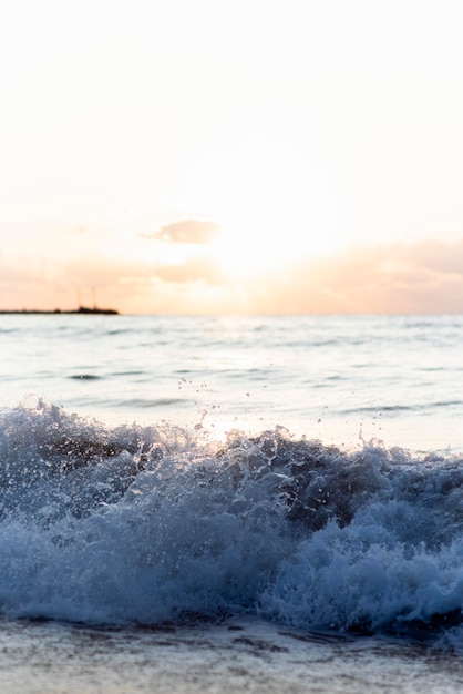 Fale oceanu o zachodzie słońca