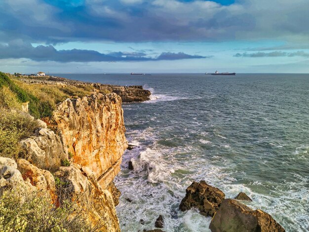 Fale uderzające o skały na plaży Cascais