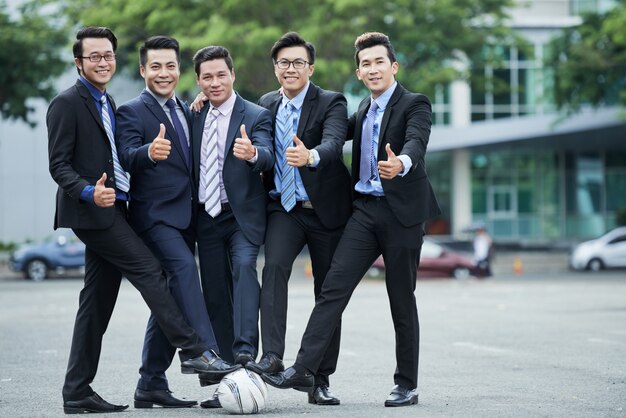 Fani piłki nożnej pozuje do fotografii