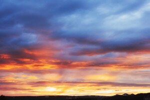 Bezpłatne zdjęcie fantastyczny zachód słońca w górach chmury cumulus