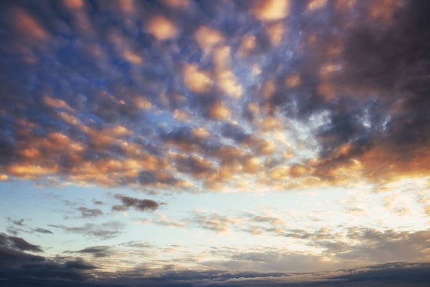 Fantastyczny zachód słońca w górach chmury cumulus