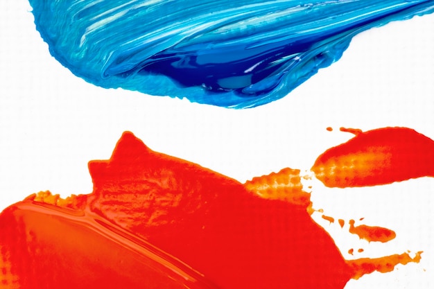 Farba rozmazuje teksturowane tło granicy w czerwonej i niebieskiej abstrakcyjnej sztuce twórczej