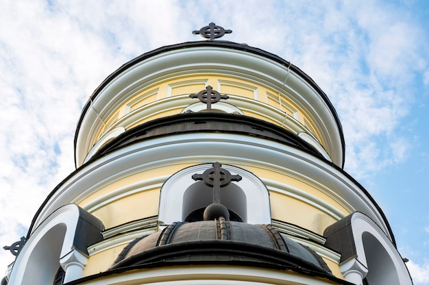 Bezpłatne zdjęcie fasada kościoła zimowego znajdującego się w klasztorze capriana. dobra pogoda w mołdawii