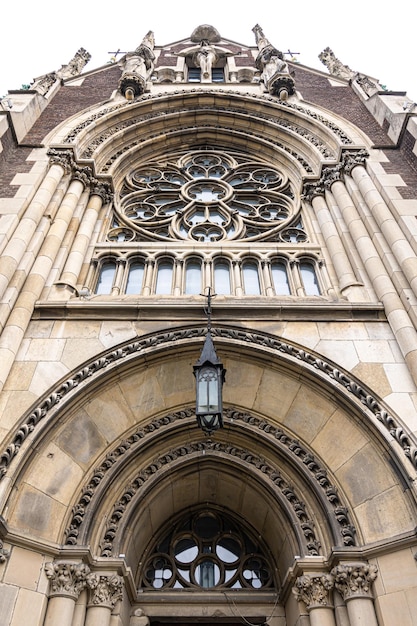 Bezpłatne zdjęcie fasada zabytkowego kościoła w stylu gotyckim