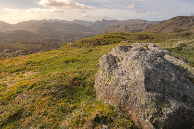 Fascynujący widok na pola i góry pokryte trawą w Peak District