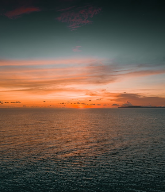 Fascynujący widok na spokojny ocean podczas zachodu słońca na wyspach Mentawai w Indonezji